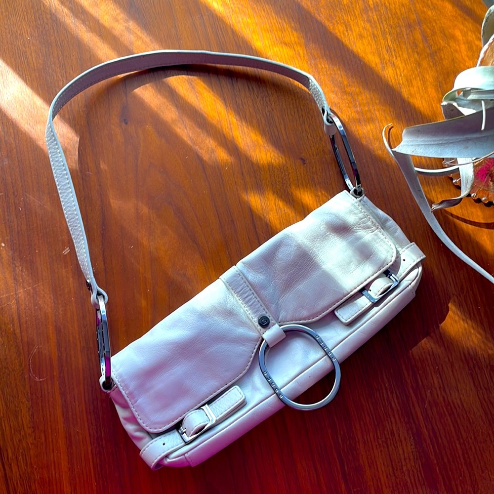 Guess genuine leader shoulder bag.